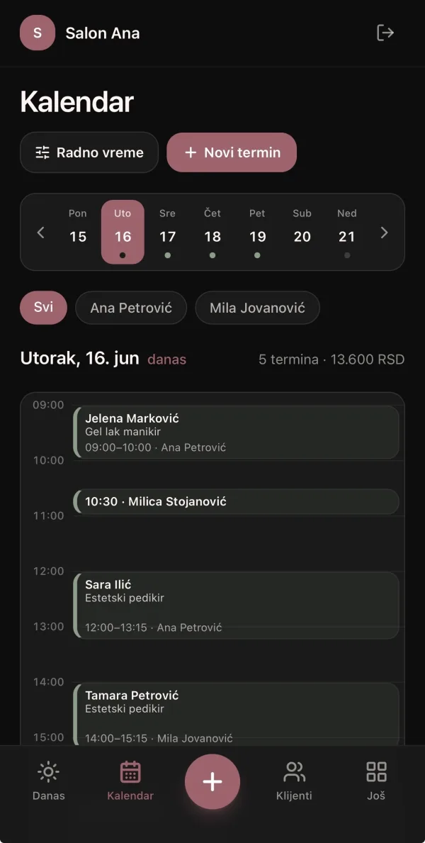 Kalendar termina u Salonario aplikaciji u tamnoj temi, sa rasporedom dana po satima.